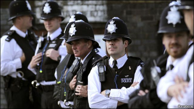 上下班穿制服增加警察人数- BBC 英伦网