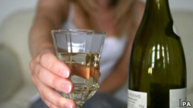 patrón Levántate Ladrillo Estudian relación entre beber una copa diaria y envejecer bien - BBC News  Mundo