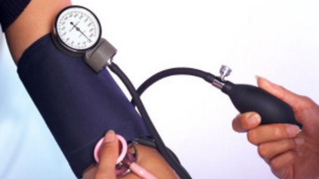 Posteridad desinfectante Duplicar La presión arterial debe medirse en los dos brazos - BBC News Mundo