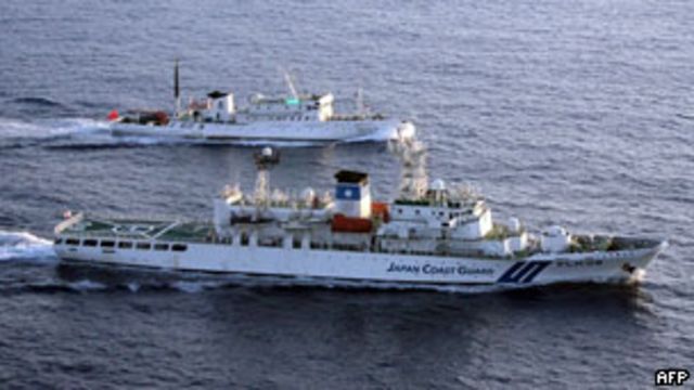 日本海上保安廳巡邏船與中國漁政巡邏船在釣魚島附近海域(24/08/2011,資料照片)
