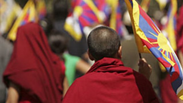 Tự thiêu của một vị thầy tu Tây Tạng đã gây ra sự chấn động trong cộng đồng Phật giáo Tây Tạng. Hãy xem bức ảnh liên quan để hiểu rõ hơn về tình hình và tâm trạng của người dân địa phương đối với sự kiện đáng tiếc này.