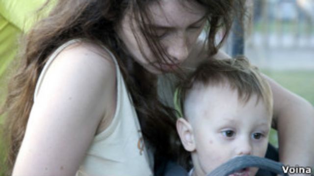 Наталья Сокол с сыном (фото с сайта группы "Война")