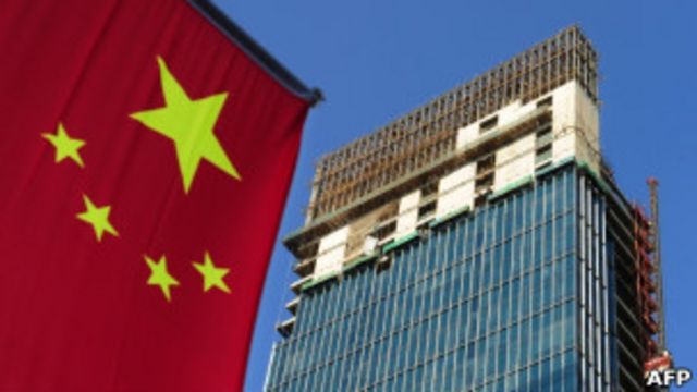 中國國旗和正在建設中的高樓