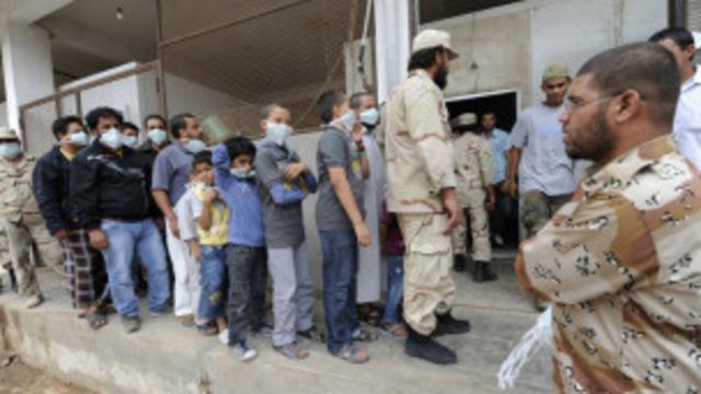 Des libyens attendant de voir la dépouille du colonel Kadhafi deux jours après sa mort.