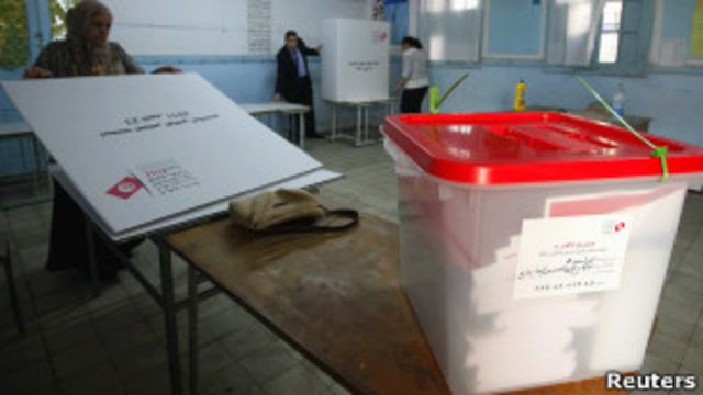 Урна для голосования на избирательном участке в столице Туниса