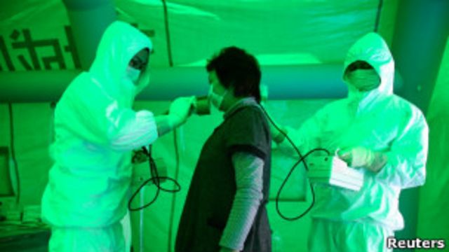 日本醫務人員檢查居民輻射水平（2011年3月16日）
