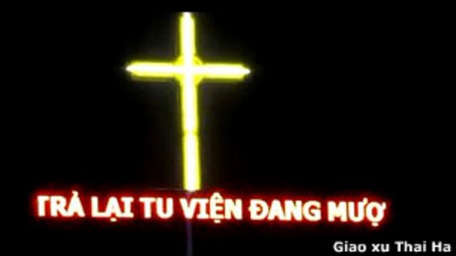 Biển điện tử trên nóc Nhà thờ Thái Hà