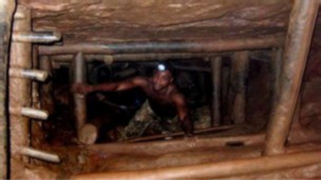 Umuntu uri mu kirombe cya gasegereti muri Congo
