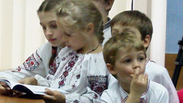 Діти читають книгу