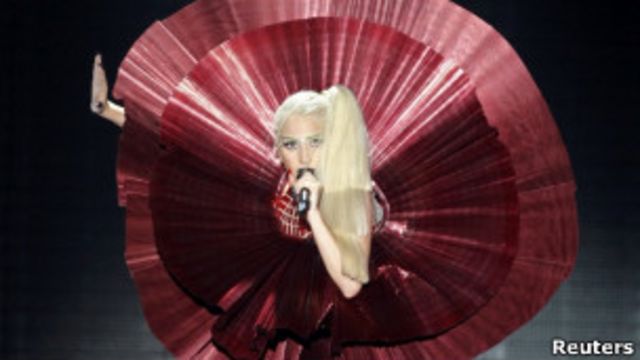 Леди Гага: платье из мяса + 60 других ярких и необычных костюмов