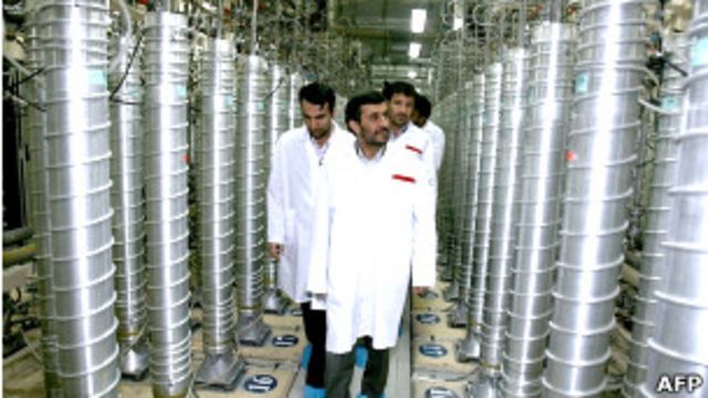 Президент Ирана Махмуд Ахмадинежад на ядерном предприятии в Натанзе (фото из архива)