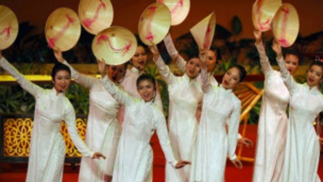 Hình tượng phụ nữ Việt Nam gắn liền với chiếc áo dài