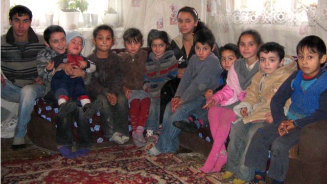 Румыния цыгане табор. Цыгане в германии. Дети цыганского табора. Цыганка. Берегово цыгане.