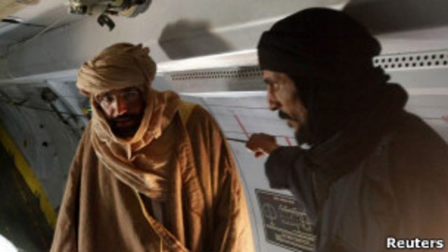 صورة لسيف الإسلام داخل الطائرة