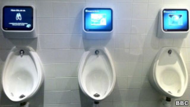 игровая консоль над писсуром