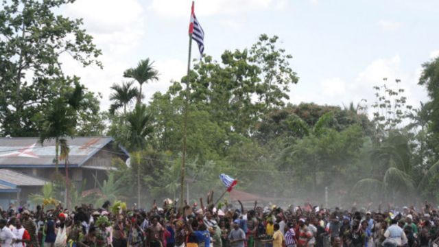 Bendera Bintang Kejora dikibarkan di Timika, 1 Desember 2011.