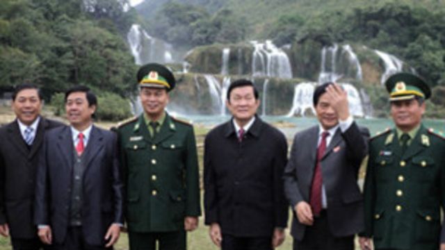 Phái đoàn của ông Trương Tấn Sang trước thác Bản Giốc