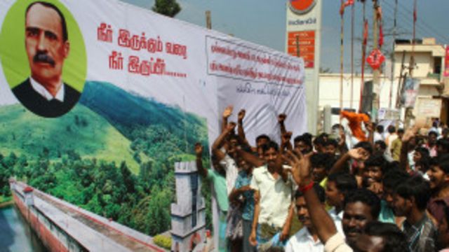 கையெழுத்துப் போராட்டம் நடத்தும் தமிழர்கள்