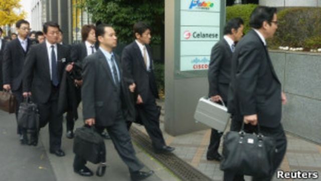 Группа следователей заходит в офис компании Olympus