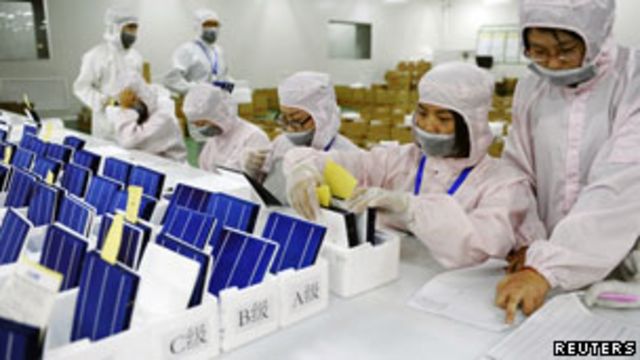 中國安徽省合肥市的太陽能電池板製造廠員工在檢查產品（21/11/2011）