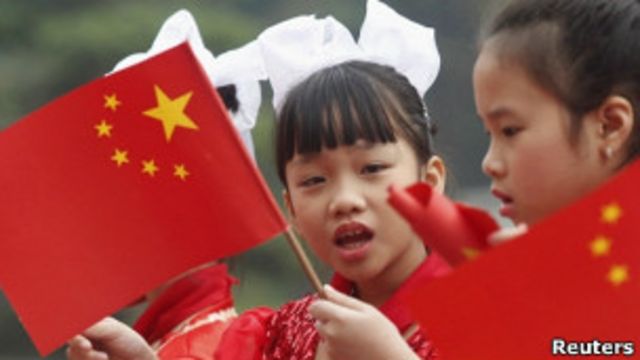 12月21日在越南總統府前歡迎習近平的越南兒童