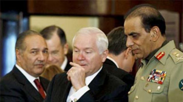 کسی بھی ملک میں وزیرِ دفاع ایک کلیدی آدمی ہوتا ہے۔