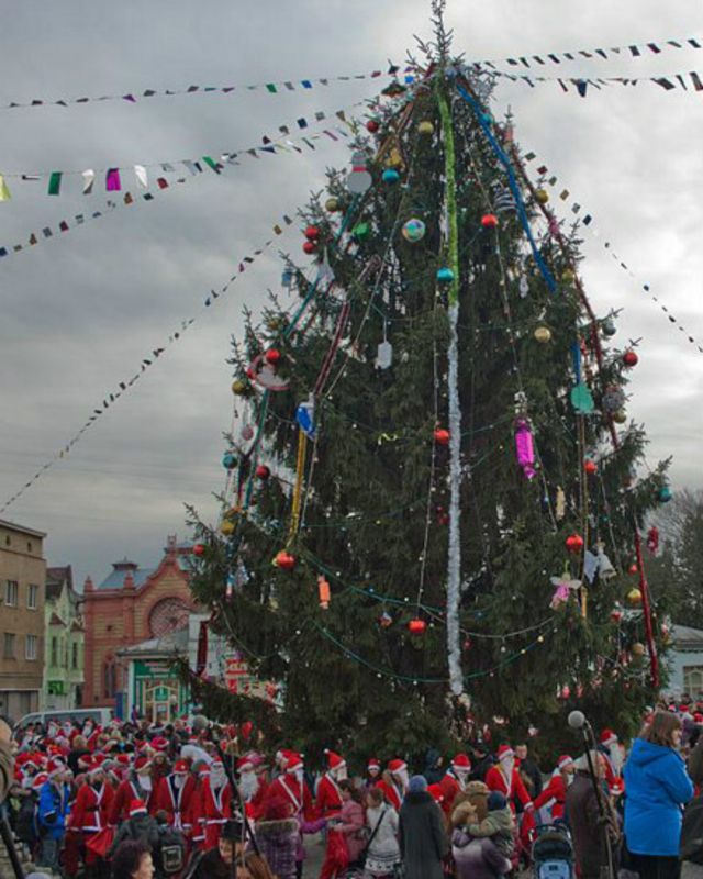 Схід і Захід разом з ялинкою BBC News Україна