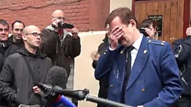 Кадр с видеозаписи, сделанной у здания суда 28 ноября