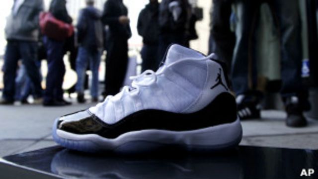 Nike заплатит $1 млн рабочим фабрики в Индонезии - BBC News Русская служба