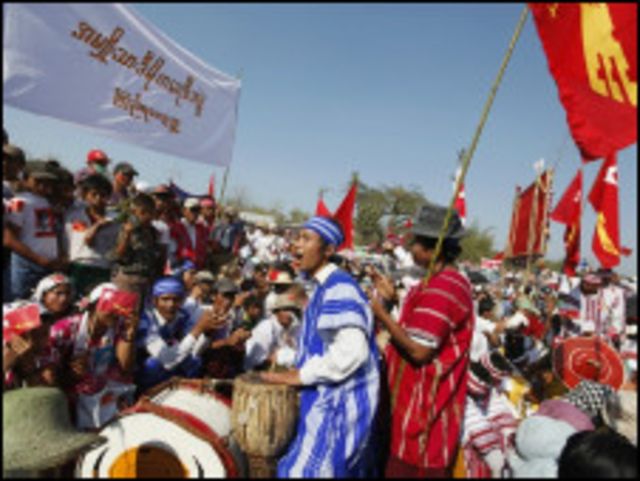 မြို့ခံကရင်လူမျိုးတွေကလည်း သောင်းသောင်း ဖျဖျ ကြိုဆိုခဲ့ကြ