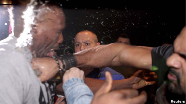 David Haye melepas pukulan ke Dereck Chisora