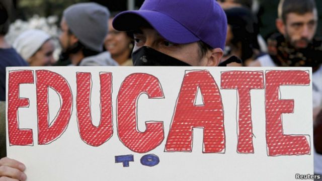 persona con pancarta alusiva a la educación