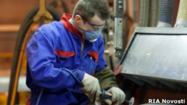 Рабочий завода Ford Sollers во Всеволожске, Ленинградская область