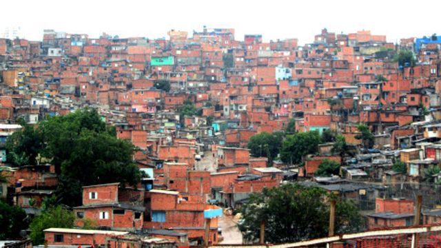 Indiano promove inclusão social nas favelas por meio do futebol - Outra  Cidade