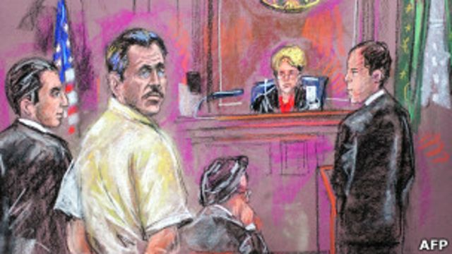 Виктор Бут стоит перед федеральной судьей Широй Шейндлин, чтобы выслушать приговор (рисунок из зала суда Ширли Шепард)