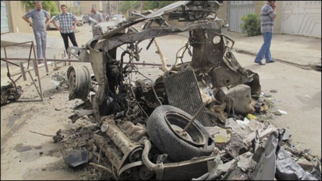 صورة ارشيفية لبقايا انفجار انتحاري بسيارة مفخخة في الكاظمية. 