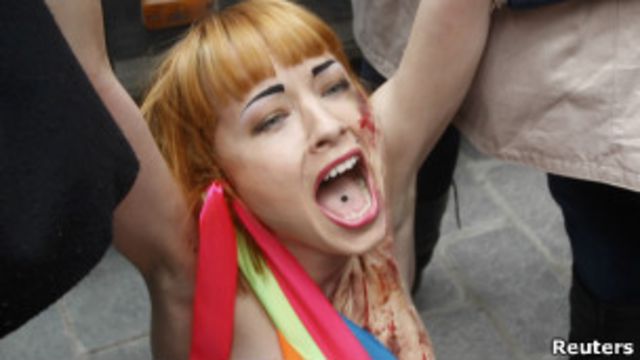 Femen ведёт в Европе кампанию в поддержку Украины