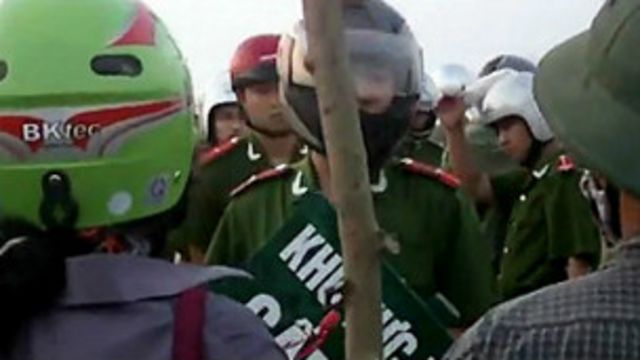 Cảnh sát đối mặt với người dân Văn Giang hôm 24/4