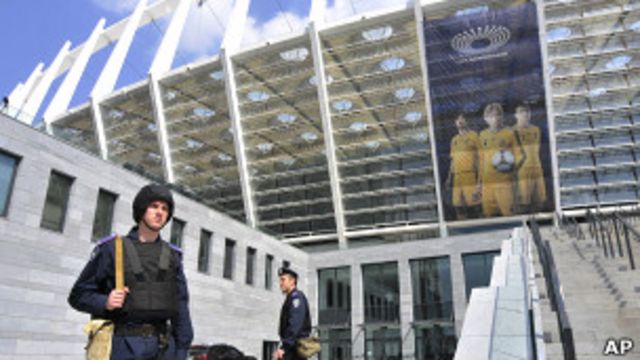 Украинские полицейские охраняют стадион в Киеве