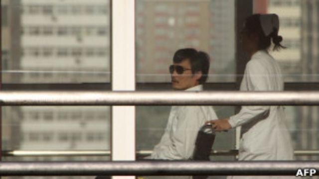 “陈光诚与家人将安置到安全环境” - BBC News 中文