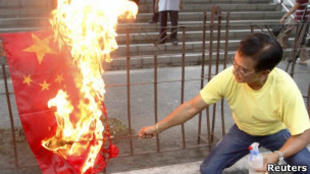 菲律賓抗議者燒中國國旗