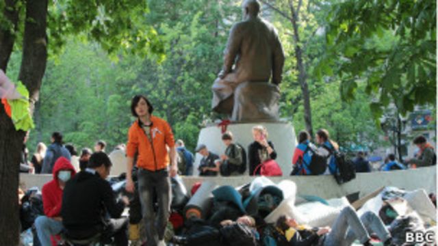 Молодежь сидит на постаменте памятника