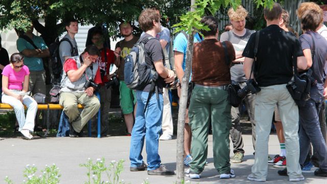 Журналісти очікують біля метро "Дарниця" на організаторів акції, які перед цим сказали, що місце проведення ходи секс-меншин утаємничене через загрозу провокацій.