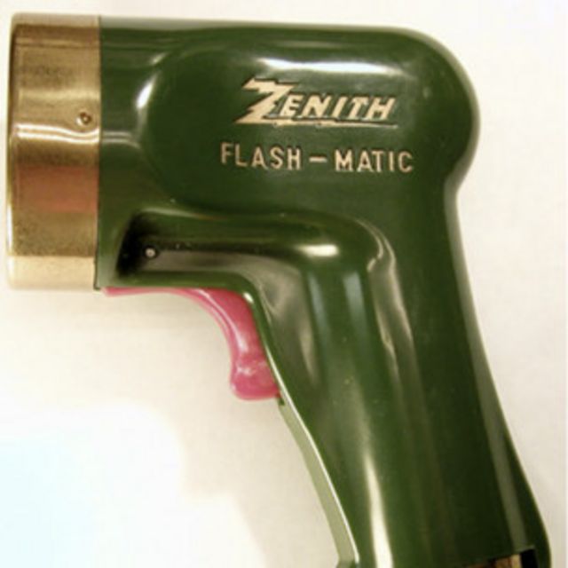 尤金•波利1955年發明了「 閃光助手」(Flash-matic)遙控器