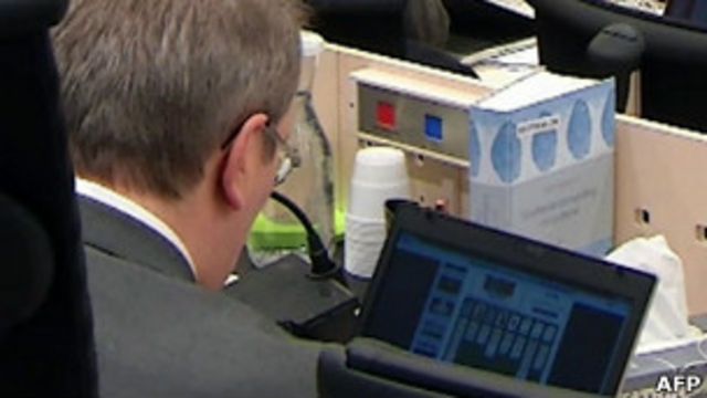 Судья раскладывает пасьянс