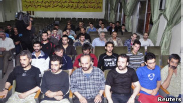 Prisioneiros sírios recém-libertados (Foto Reuters)