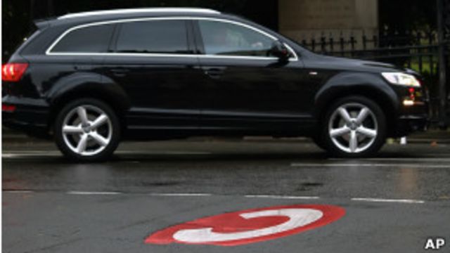 Автомобиль у значка C, символизирующего начало платной зоны в центре Лондона