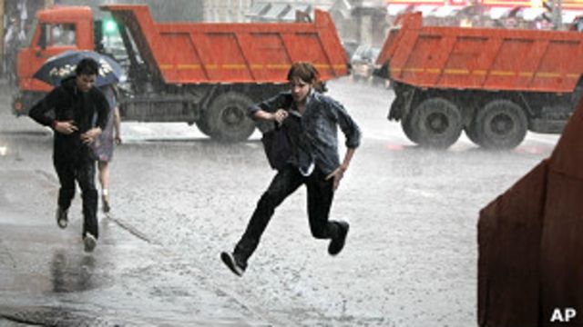 Почему человек под сильным дождем идет без зонта? к 1 (сто к одному)