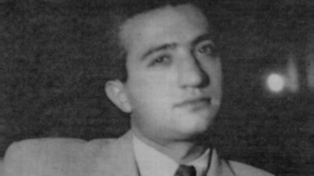 با تاسیس رادیو در ایران از پرویز از پرویز خطیبی دعوت شد تا در روزهای تعطیل برنامه های پیش پرده و ترانه های فکاهی خود را به طور زنده اجرا کند