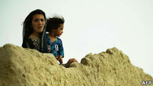 Афганские девочки смотрят на американских военных